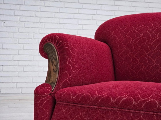 Image 1 of Dänisches 3-Sitzer-Sofa aus den 1950er Jahren, roter und hellgrauer Möbelwollbezug, geschnitztes Eichenholz.
