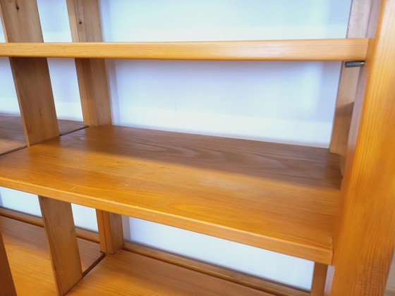 Image 1 of Grote modulaire boekenkast in 6 secties met 30 vintage grenenhouten planken uit de jaren 70 en 80.