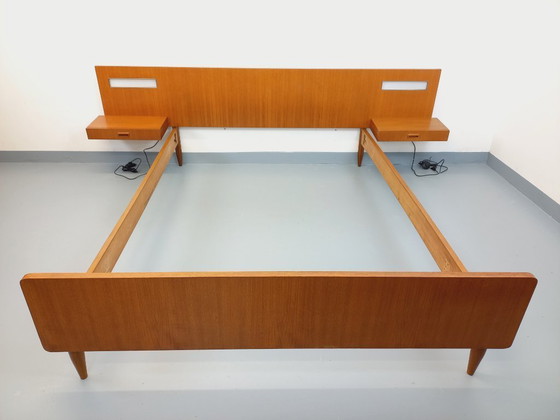 Image 1 of Lit double vintage style scandinave en teck des années 60 avec chevets suspendues et lampes intégrées