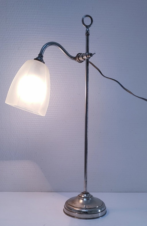 Lámpara Art Déco, metal cromado, cristal opalino.