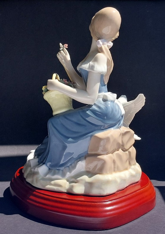 Image 1 of Large porcelain figurine: Lady with a goose and basket of flowers