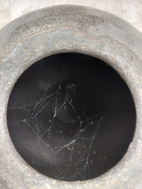 Image 1 of Pot ancien en terre cuite brun foncé avec anses et décorations