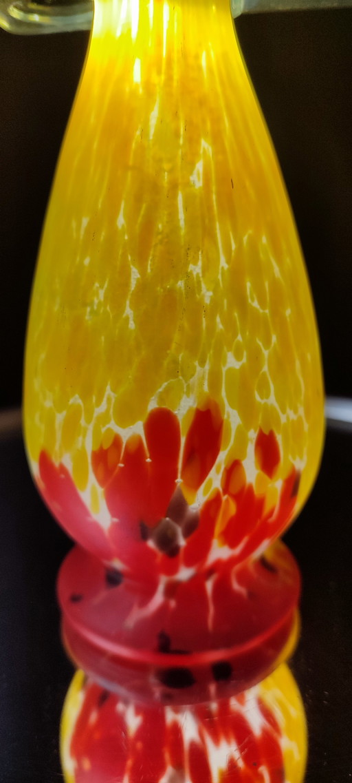 Gebogene Vase aus Glaspaste

