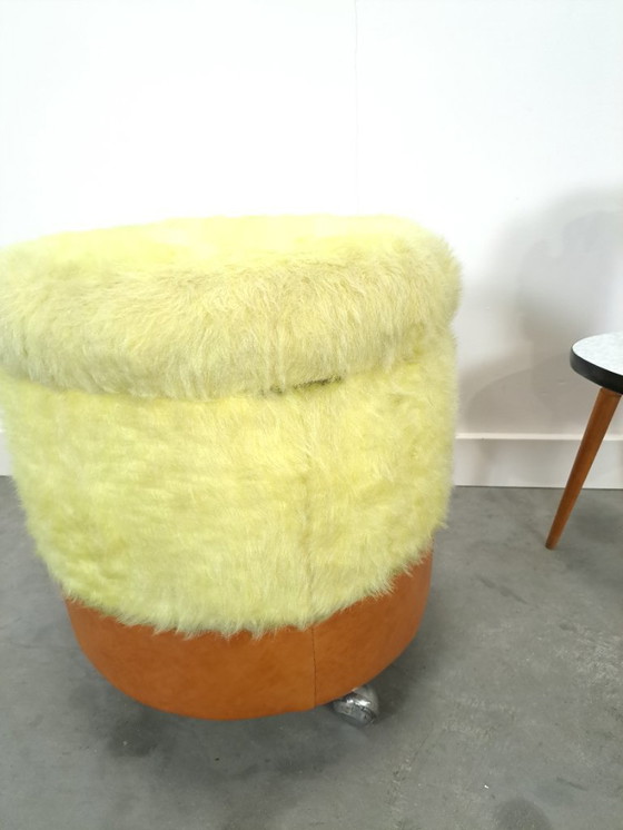 Image 1 of Pouf giallo soffice, sgabello contenitore, cesto della biancheria su ruote