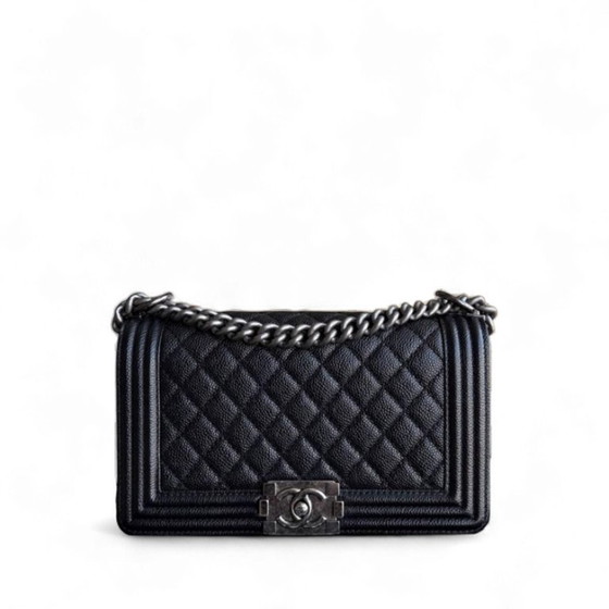 Image 1 of Chanel Boy Medium – Gestepptes, genarbtes Kalbsleder in Caviar-Optik, schwarze Ruthenium-silberne Beschläge, Serie 20
