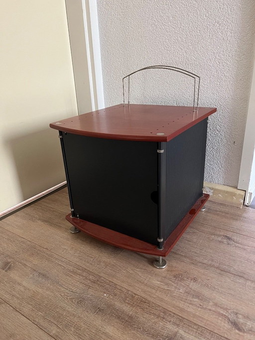Armoire de rangement rouge-brun et noire avec tiroir