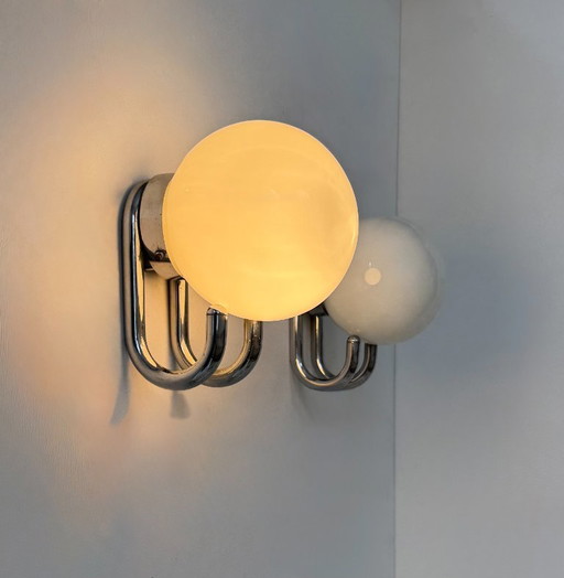 Paire d'appliques vintage, métal chromé et opaline, France, 1960