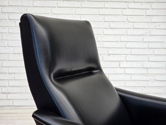 Image 1 of Deense fauteuil uit de jaren 70, zwart kunstleer, poten van teakhout.