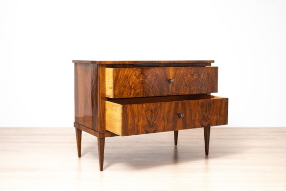 Biedermeier commode met twee lades van notenhout met Franse lakafwerking, Duitsland, circa 1850 – Ladekasten (photo 4 of 15)