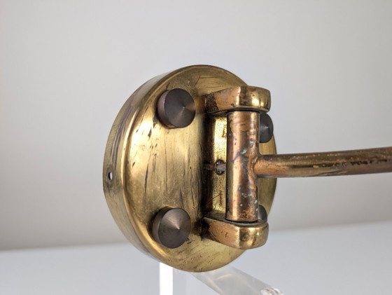 Image 1 of Lampe murale du milieu du siècle en laiton et bois avec abat-jour noir, années 1950