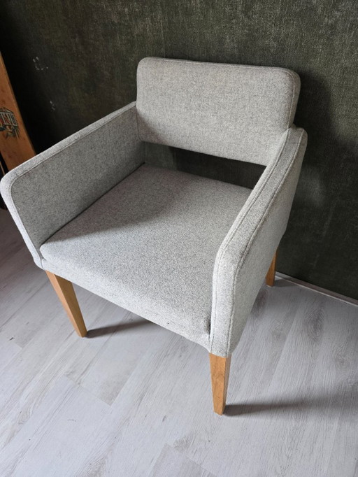 5x Sateliet eetkamerstoel met armleuning – wit creme / houten poten