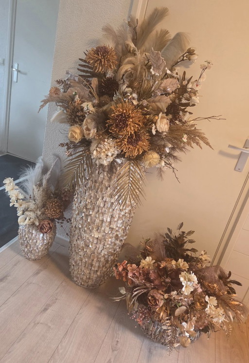 Set aus drei Vasen mit Kunstblumen und Pampasgras