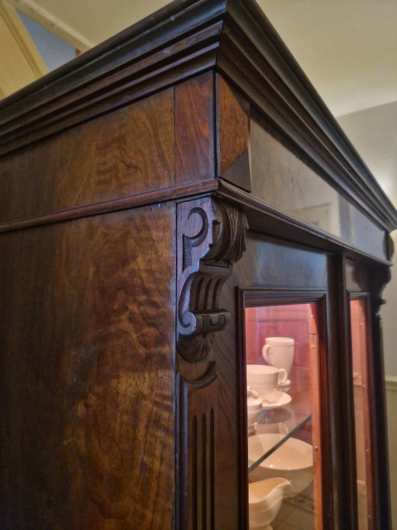 Image 1 of Vitrina o aparador de porcelana clásico de madera.