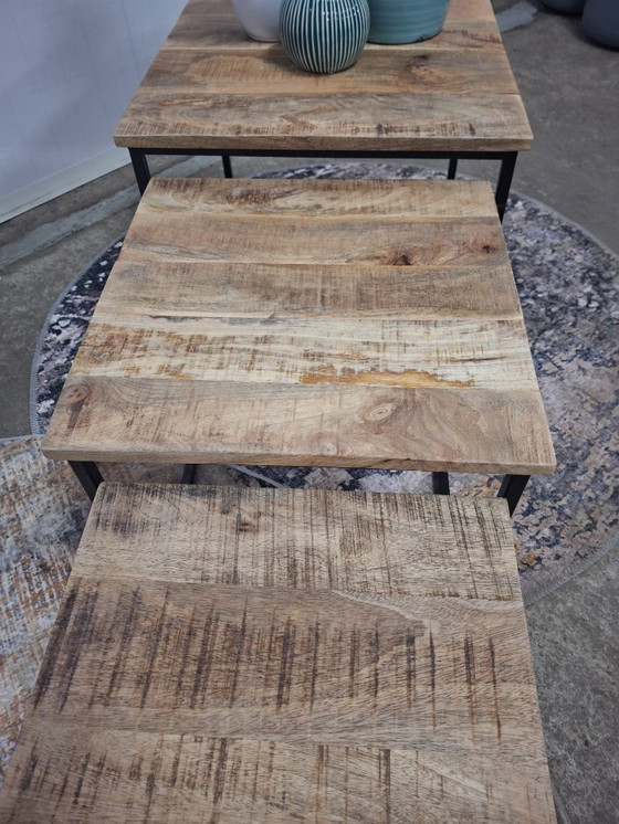 Image 1 of Ensemble de 4 tables basses en bois de manguier et métal, neuves