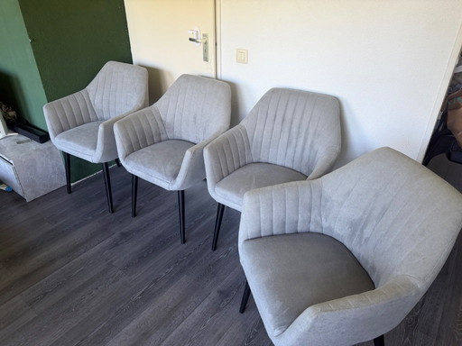Juego de 4 sillas de comedor modernas de color gris.