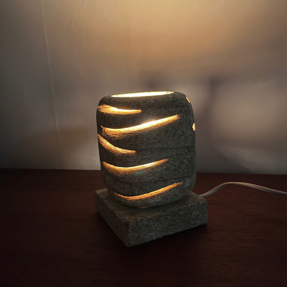 Image 1 of Kalkstenen tafellamp, 1960-70, in de stijl van Gerard Esnault