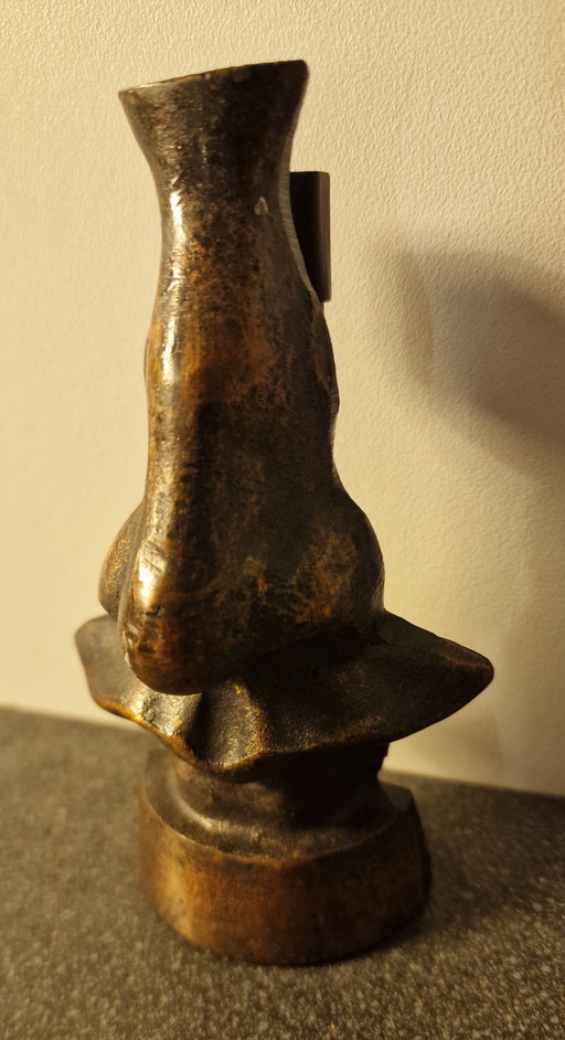 „Die Nase“ – Brillenhalter entworfen von Salvador Dalí