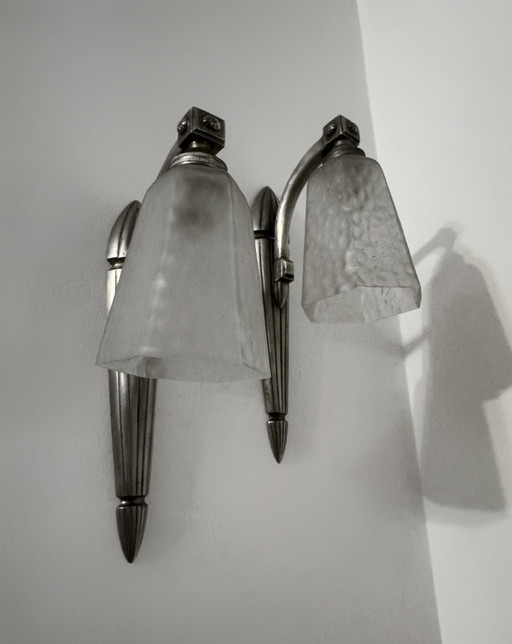 Silberne Art-Deco-Wandleuchten mit Milchglas