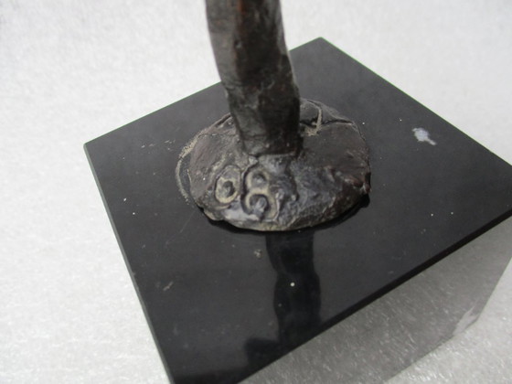 Image 1 of Scultura in bronzo di Klaas van den Berg: la vita impara.