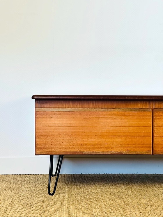 Image 1 of Aparador bajo escandinavo de teca con patas de horquilla, 1960.