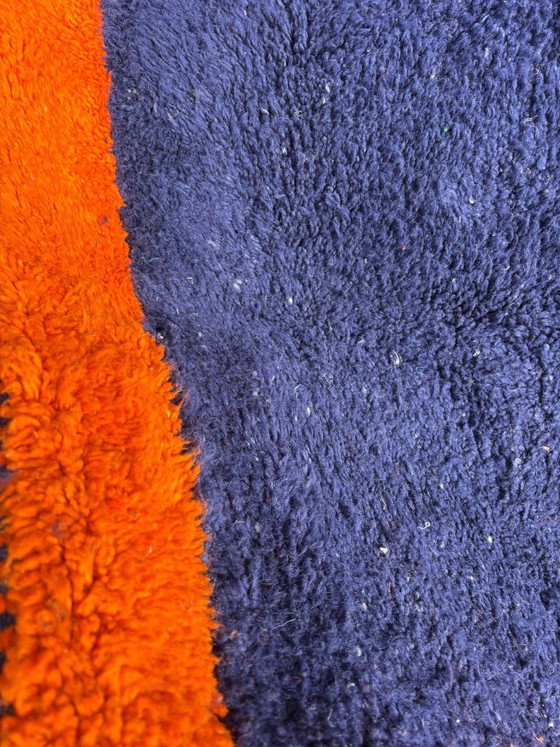 Image 1 of Diepblauw-oranje M'rirt-tapijt – handgemaakt Berber wollen textiel