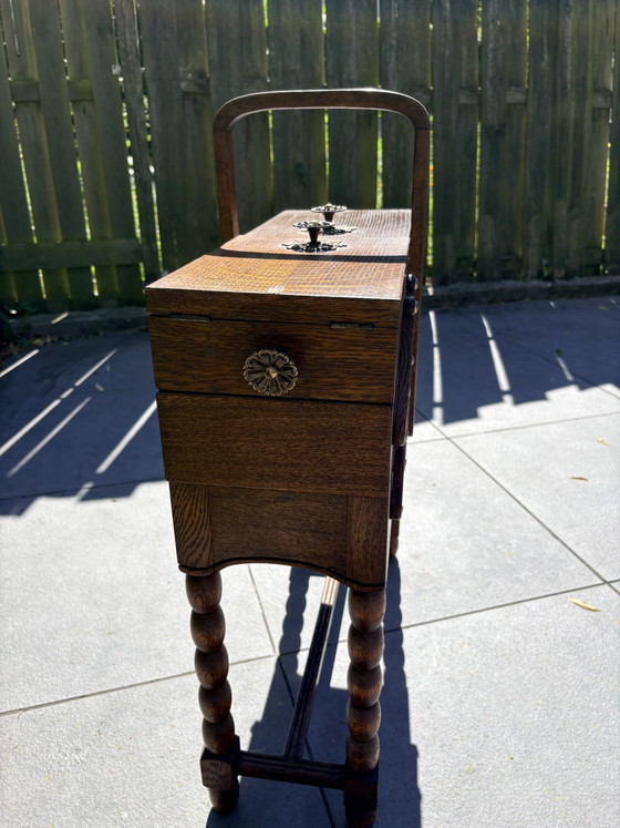 Image 1 of Costurero antiguo de roble con patas – extensible – en muy buen estado