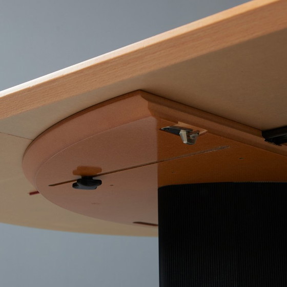 Image 1 of Uitschuifbare eettafel van Arco met tafelblad van kersenhout