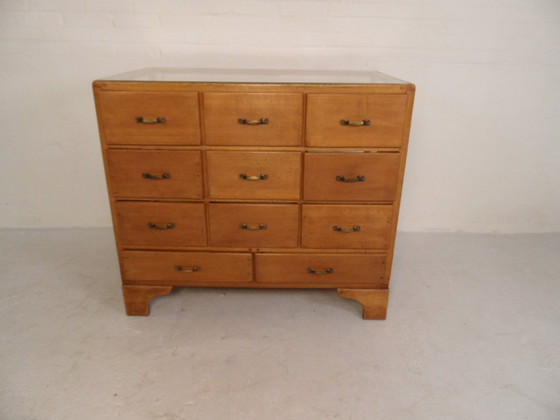 Image 1 of Mostrador antiguo con vitrina de tienda.