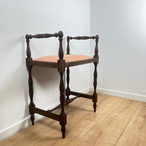 Klein bankje/krukje in traditionele Engelse stijl, met armleuningen aan de zijkant.