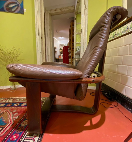 Vintage Manta loungestoel van leer en hout, ontworpen door Ingmar Relling voor Westnofa. (photo 9 of 11)