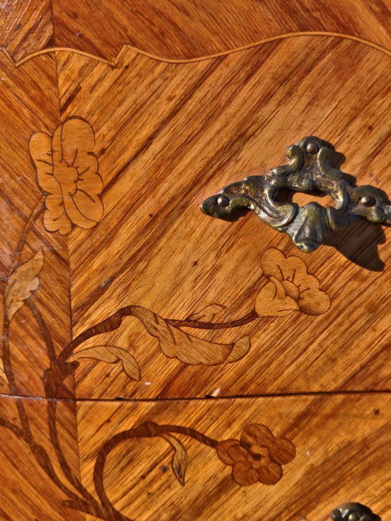 Image 1 of Set van 2 Franse vintage marqueterie nachtkastjes - Marmeren en houten nachtkastjes - Louis XV-stijl - jaren 70