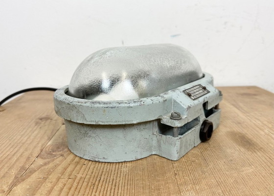 Image 1 of Industrielle Wandleuchte aus Aluminiumguss mit Milchglas von Elektrosvit, 1970er Jahre