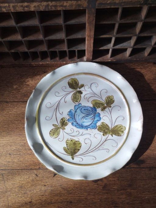 Antieke decoratieve aardewerken schaal