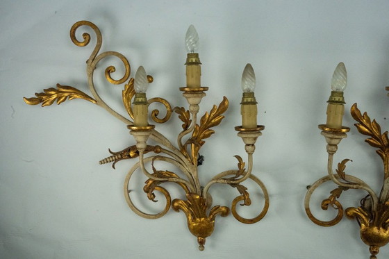 Image 1 of Coppia di grandi lampade da parete floreali in metallo dorato e laccato. Italia anni '60