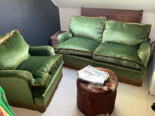 Un canapé deux places vintage et un fauteuil une place des années 1960, en velours vert