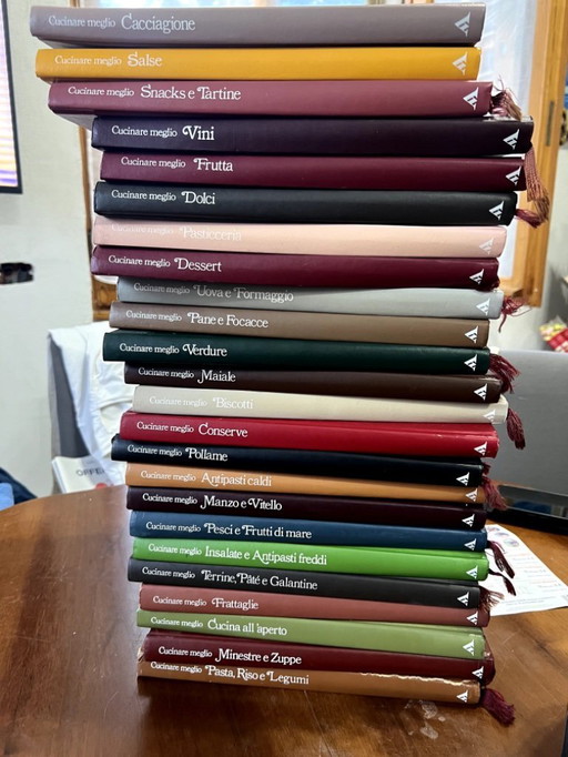 Lotto di 24 volumi di Cucinare meglio di Ermanno Conti, edizione tradotta, pubblicato da Arnoldo Mondadori nel 1983, in italiano