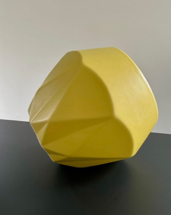 Image 1 of Pot de fleurs design à facettes géométriques jaunes