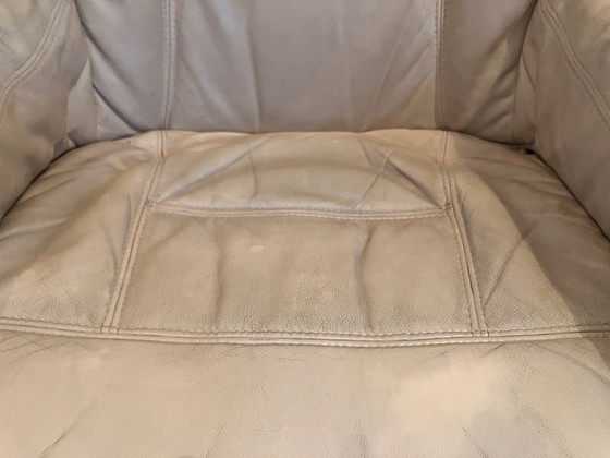 Image 1 of Poltrona girevole vintage in pelle color crema, ideale per rilassarsi negli anni Settanta.