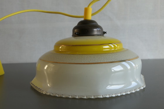 Image 1 of Schitterend Geel Gedecoreerd Glazen Hanglampje Met Authentieke Bakelieten Fitting