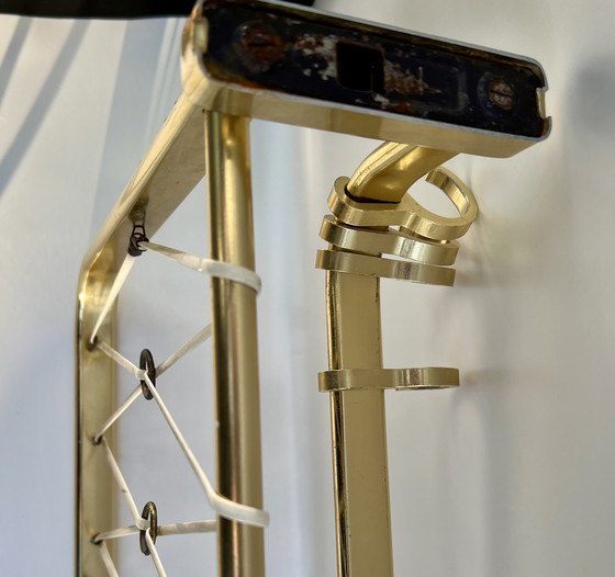 Image 1 of Revistero de pared de latón antiguo con bandas elásticas (alrededor de 1960)