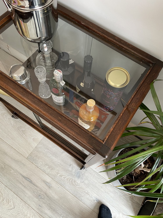 Image 1 of Eikenhouten kast uit het midden van de vorige eeuw met schuifdeuren van glas op wielen (vitrinekast / cocktailkast)