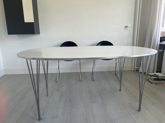 Mesa de comedor Fritz Hansen con 4 sillas de comedor Fritz Hansen. – Conjuntos de comedor, Metal, Wood (photo 3 of 6)