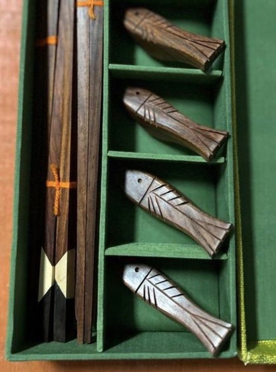 Image 1 of Vintage Japanese chopstick set with fish-shaped chopstick rests – wooden set in original box