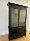 Schwarzer Vitrinenschrank mit Glastüren und Stauraum