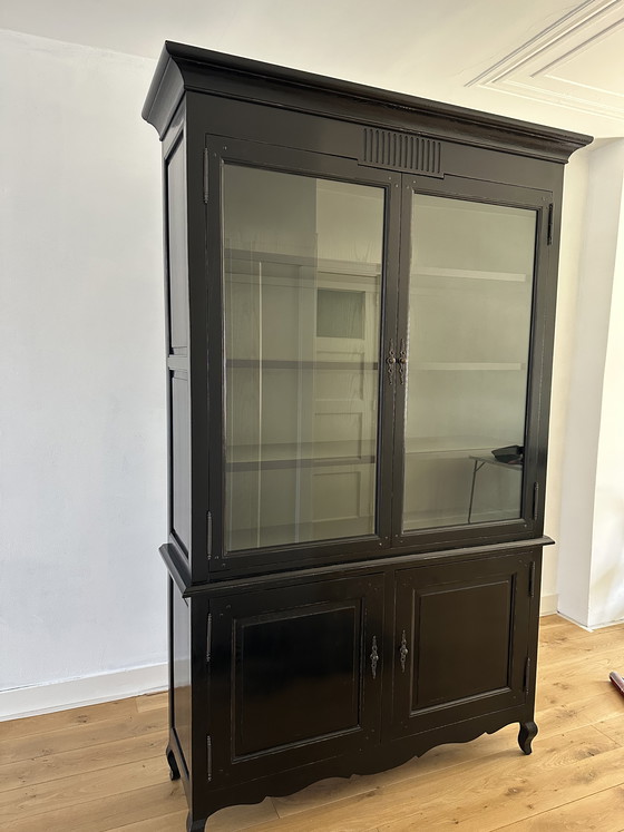 Image 1 of Zwarte vitrinekast met glazen deuren en opbergruimte 
