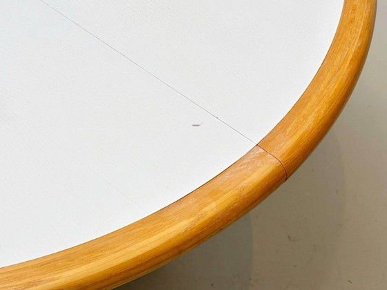 Image 1 of Tavolo da pranzo rotondo bianco, allungabile in legno massiccio