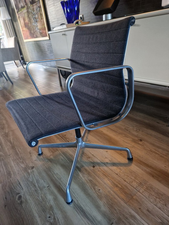 4 x Vitra EA 108 vergaderstoelen – Textile, Aluminium (photo 2 of 7)