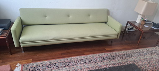 Grünes Sofa im Mid-Century-Modern-Stil