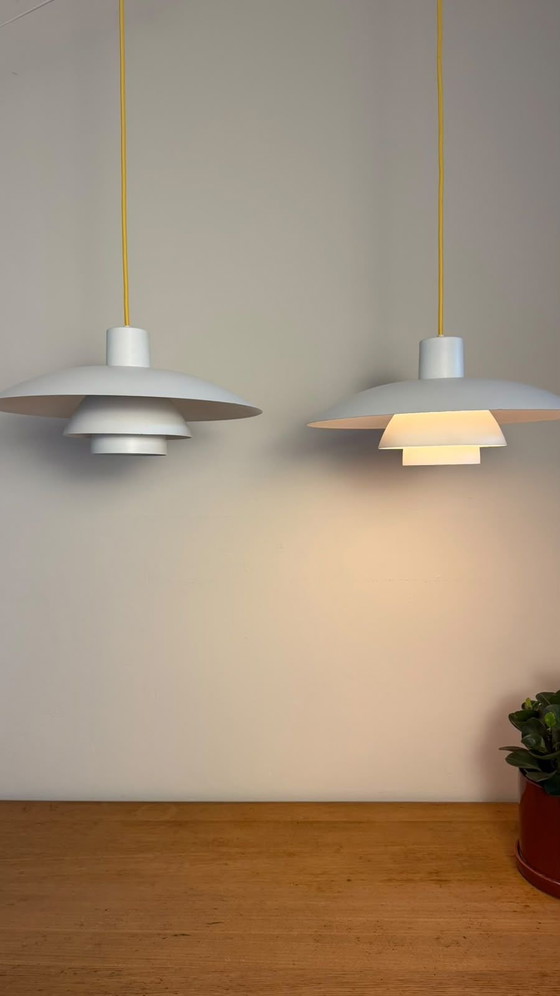 Set van 2 vintage PH4 hanglampen, Louis Poulsen, Metaal, Wit (foto 6 van 11)