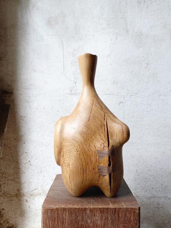 Image 1 of Vase / sculpture en chêne massif sculpté